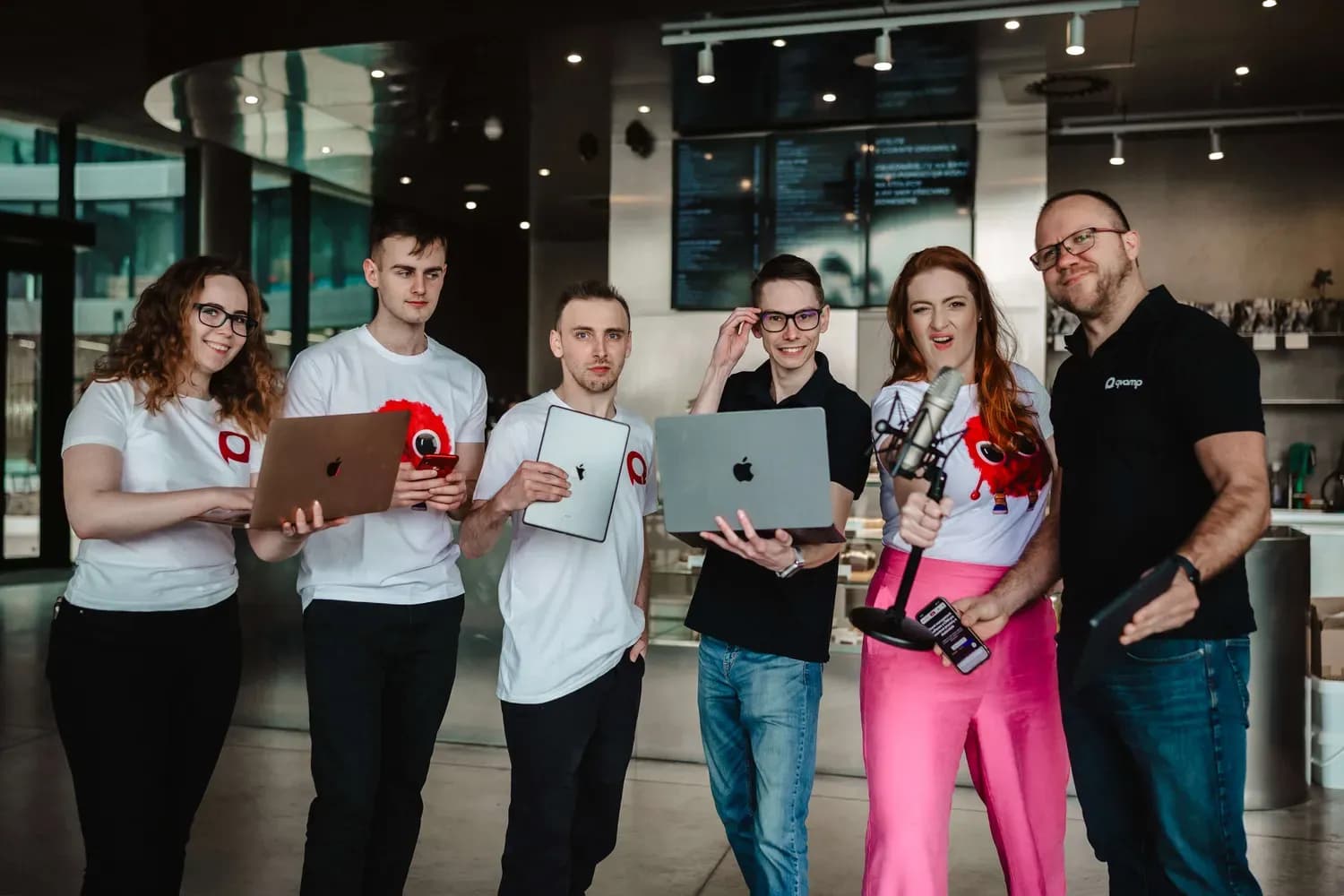 A Qvamp csapata laptopokkal, tablettel és mikrofonnal
