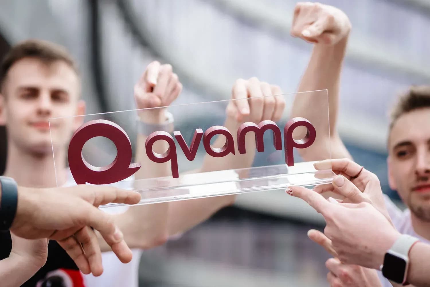 A Qvamp csapatának kezei a Qvamp logóval